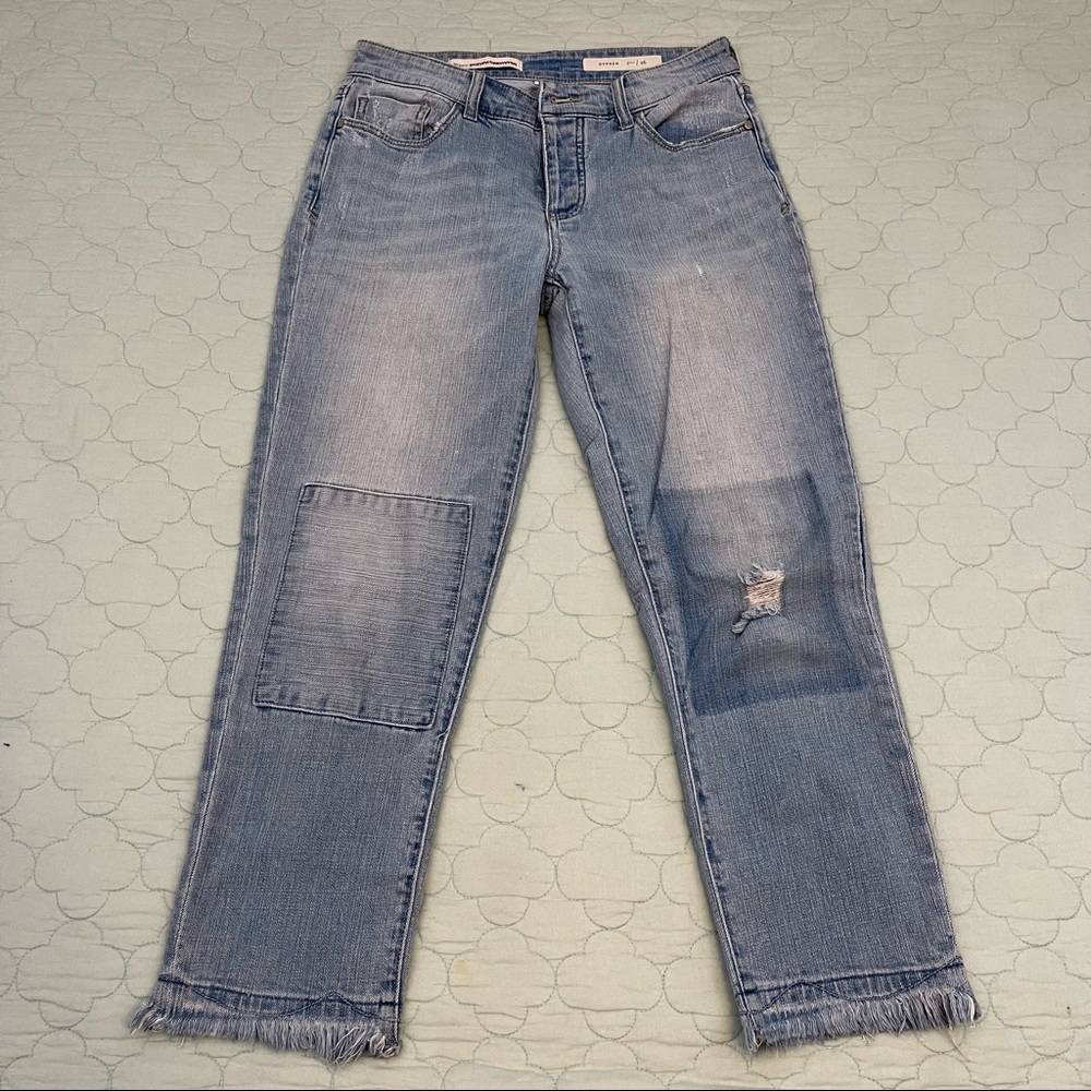 Pilcro & the Letterpress Women’s Hyphen Lightwash Distressed Capris — size 26
